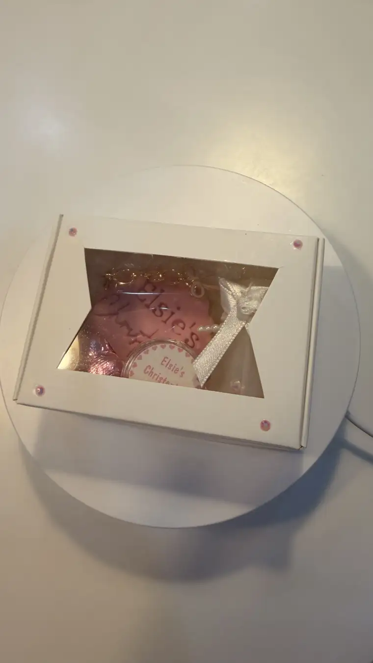 Favour box with window lid showing pink pearls